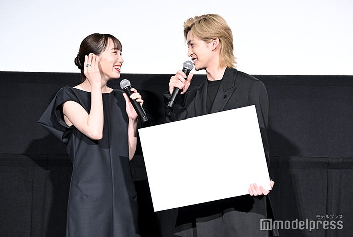 飯豊まりえ、高橋文哉(C)モデルプレス