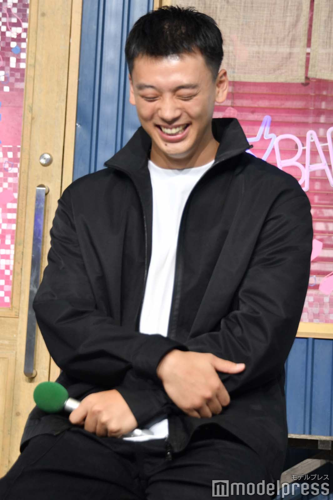 香川照之の発言に笑う竹内涼真 （C）モデルプレス