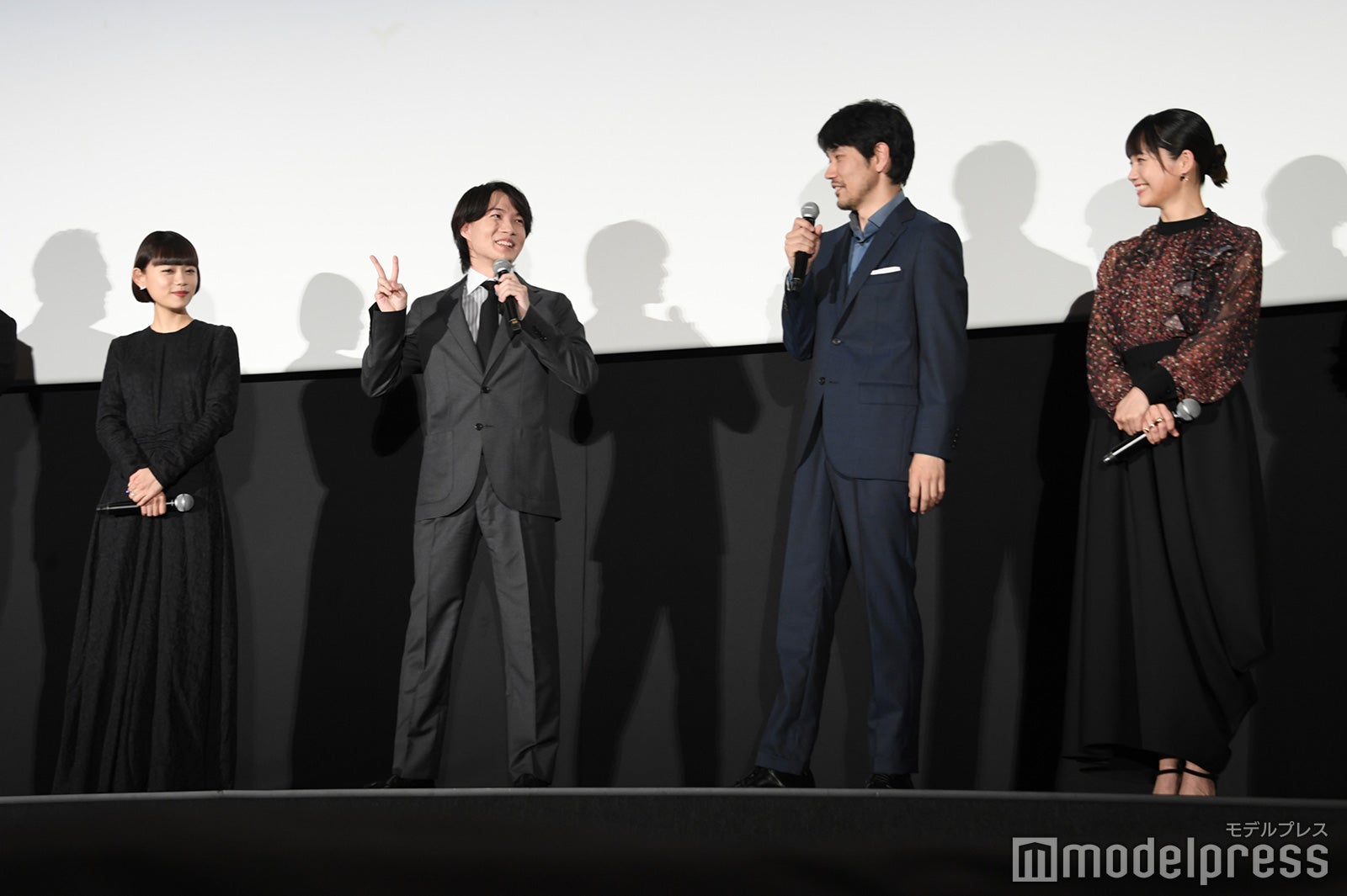 撮り鉄・松山ケンイチに撮影してもらう気満々の神木隆之介（C）モデルプレス