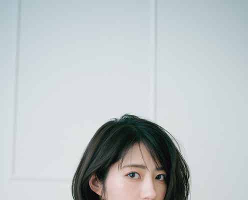 若月佑美、うっとりする肩出しショット フォトエッセイアザ―カット公開