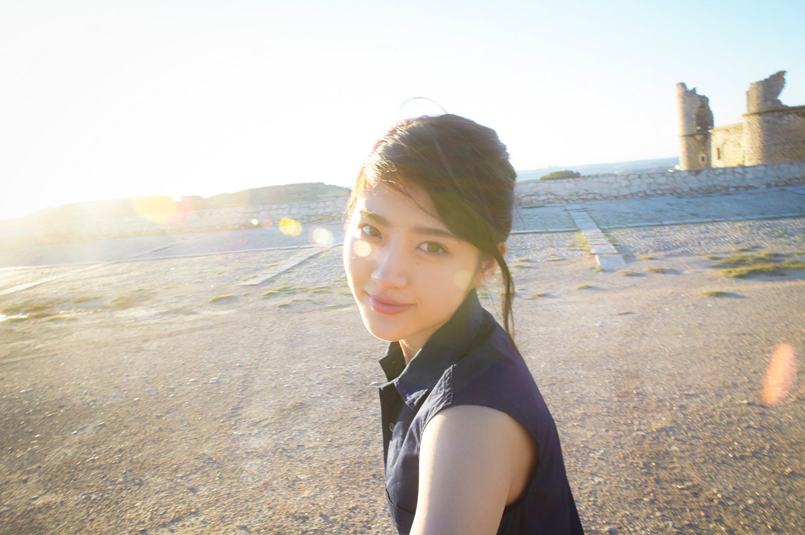 乃木坂46若月佑美、美脚チラ見せSEXYショット 気温45度のスペインで初