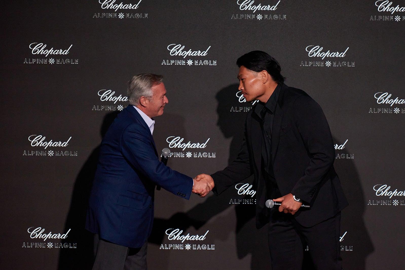 （左から）カール-フリードリッヒ・ショイフレ、稲垣啓太選手（提供写真）