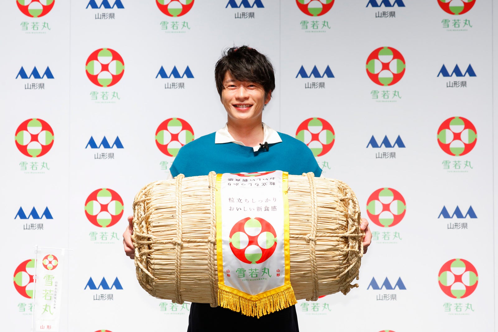 今年も新米一俵を進呈され喜ぶ田中圭（提供写真）