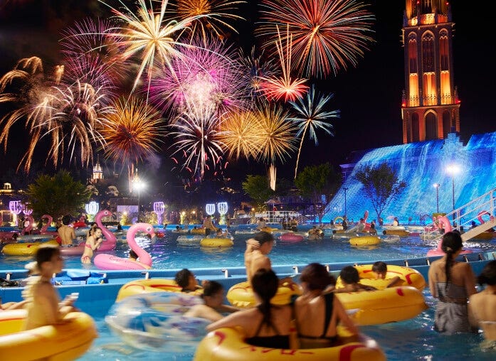 プール期間中の花火開催日は、8月6日（土）～7日（日）、11日（木祝）～15日（月）、20日（土）～21日（日） 