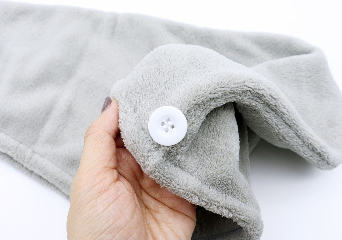 ダイソーのボタン付きヘアターバンロング（グレー）