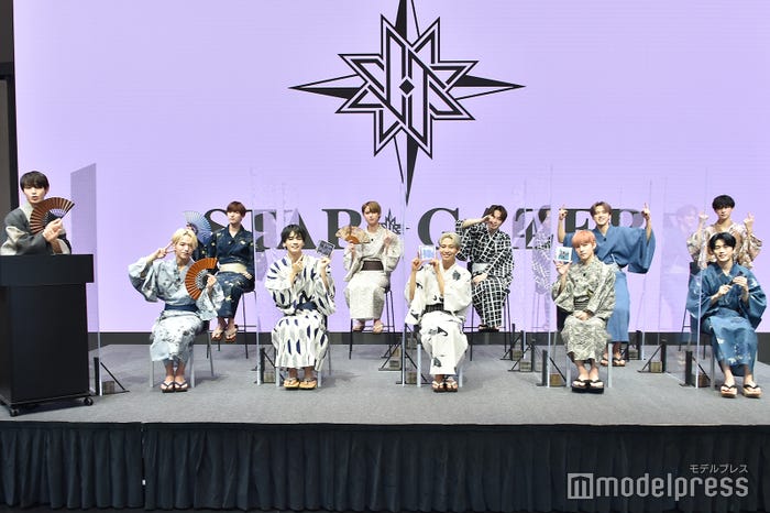 JO1/(左から)與那城奨(後列)金城碧海、白岩瑠姫、鶴房汐恩、河野純喜、佐藤景瑚(前列)大平祥生、豆原一成、川尻蓮、川西拓実、木全翔也 (C)モデルプレス