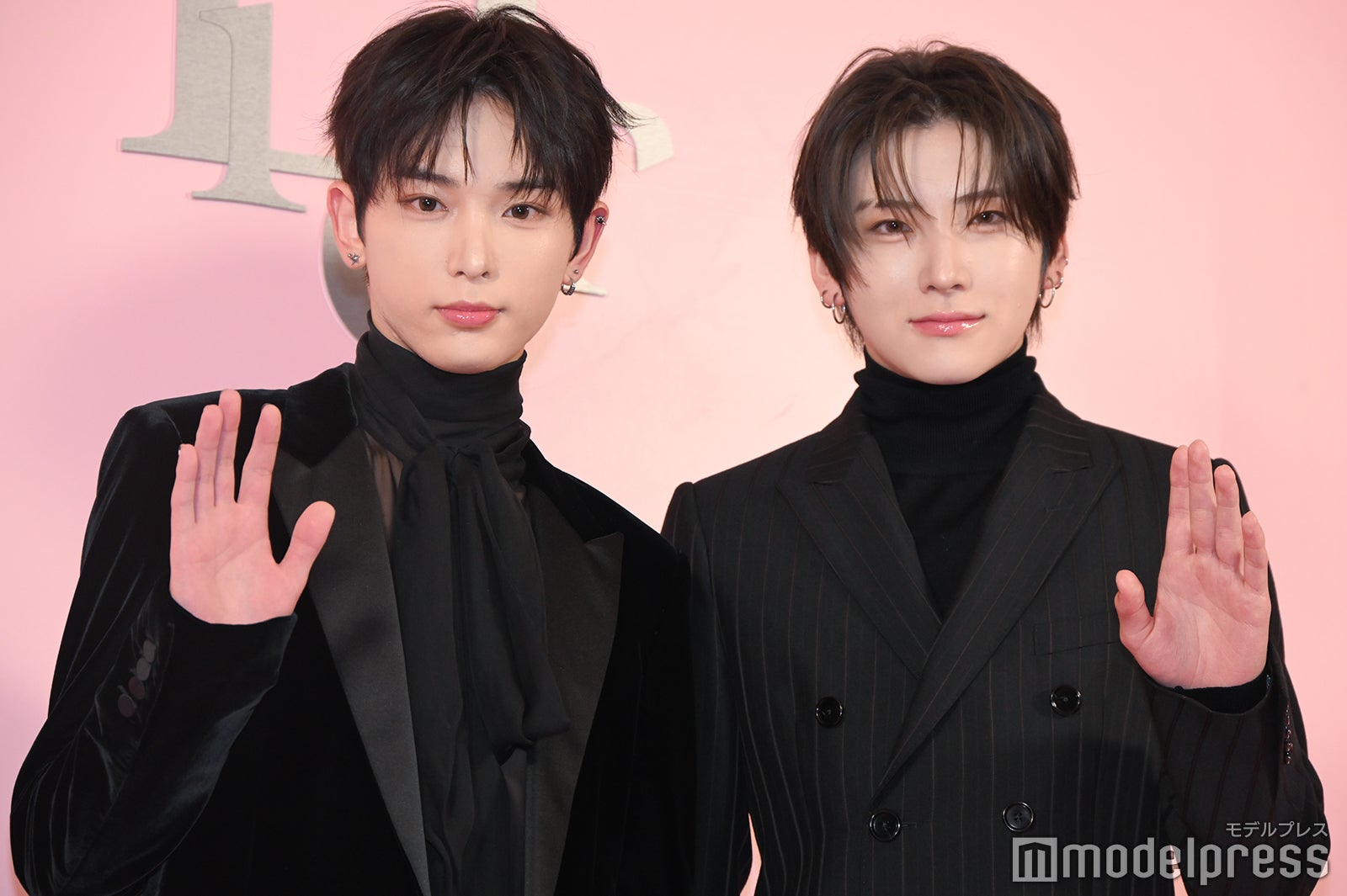 &TEAM・HARUA「夜な夜な」行っている場所明かす YUMAと美麗黒スーツで登場【ディオール アディクト キャンディ ショップ】