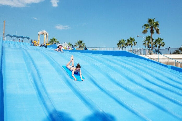 マットに腹ばいになって滑る「サーフヒルスライダー」【制限】身長130cm以上&体重80kg以下&55歳以下