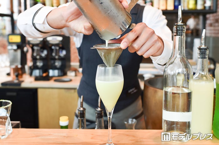 ネオン メロンを作る様子（C）ビューティーガール