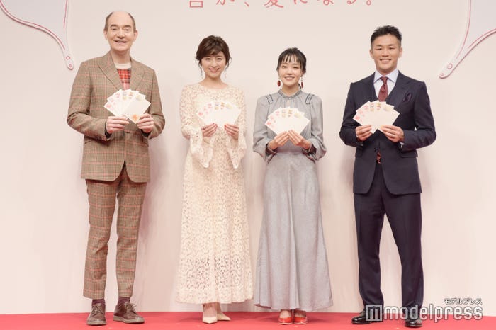 (左から)ロバート・キャンベル氏、宇賀なつみ、奈緒、廣瀬俊朗選手(C)モデルプレス