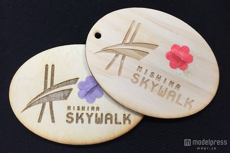 吊り橋を渡った先でしか手に入らないウッドチャーム（仮称）／画像提供：フジコー