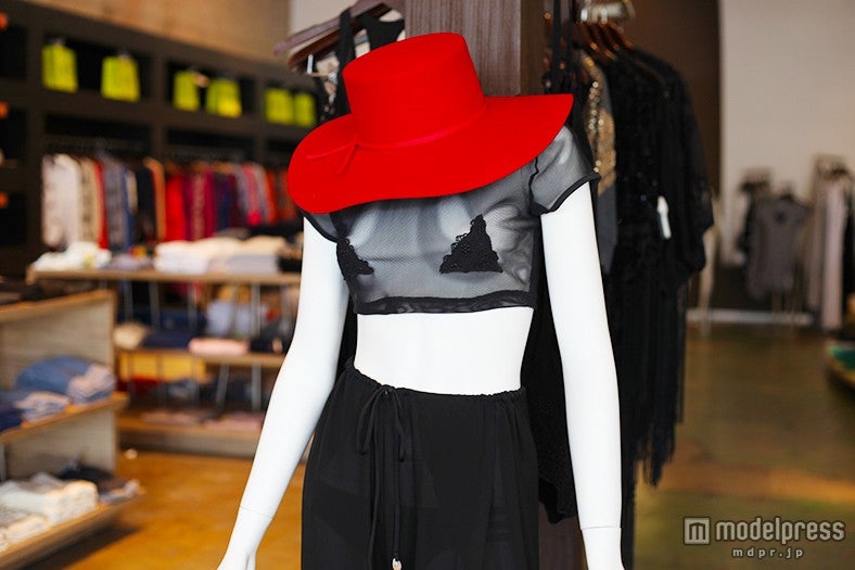 セクシーな洋服にチャレンジするのもありかも／画像提供：「Planet Blue（プラネットブルー）」