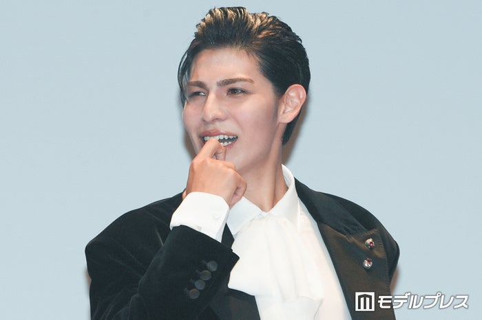 Snow Manラウール、舞台挨拶登場でハプニング「すいませんでした」【赤羽骨子のボディガード】