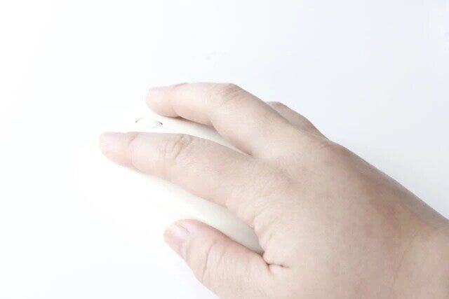 ダイソー 電池残量がわかる無線マウス(3ボタン) ダイソーのホワイトカラーの電池残量がわかる無線マウス(3ボタン)