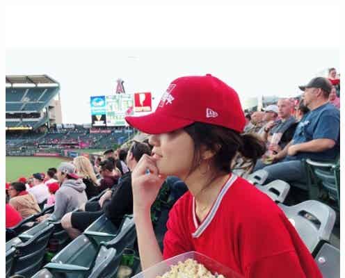 川口春奈「大谷選手に会いに来ました」フル装備でエンゼルス試合観戦