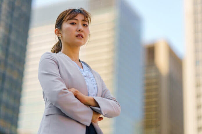 自分優位じゃないと気が済まない…マウントを取る女性に見られる特徴19個