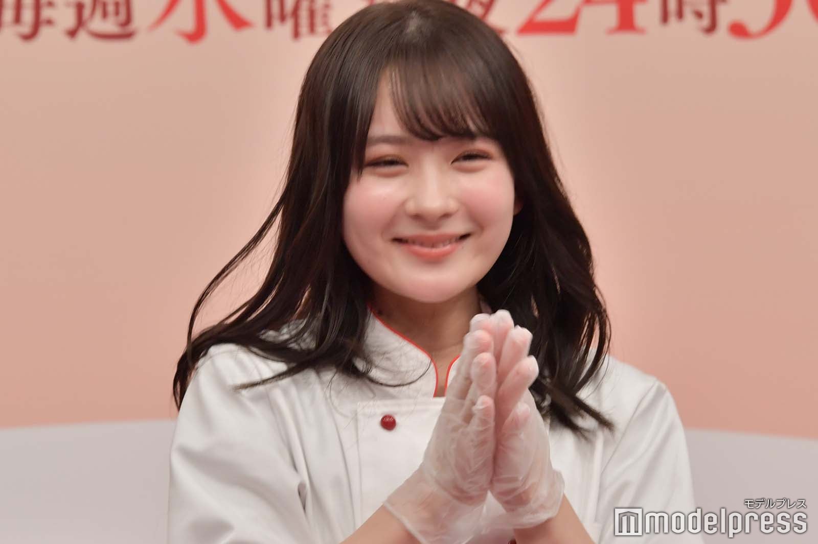 ケーキの完成に喜ぶ畑芽育（C）モデルプレス