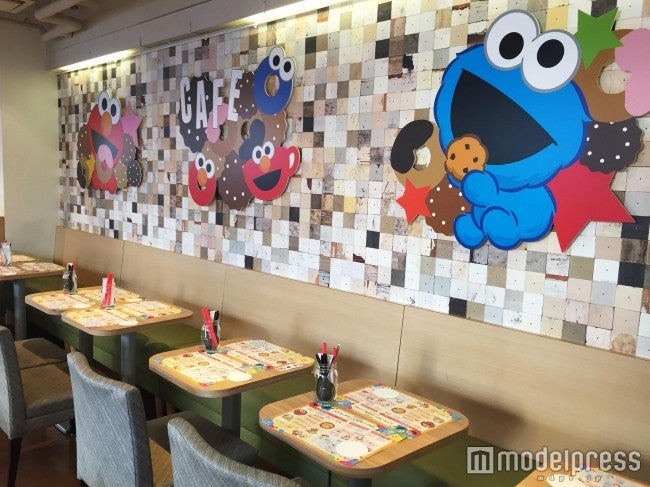 「エルモとゆかいな仲間たち cafe」／TM and（C）2016 Sesame Workshop．All Rights Reserved．