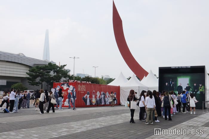 隣り合うENHYPEとStray Kidsのコンサート会場 (2)