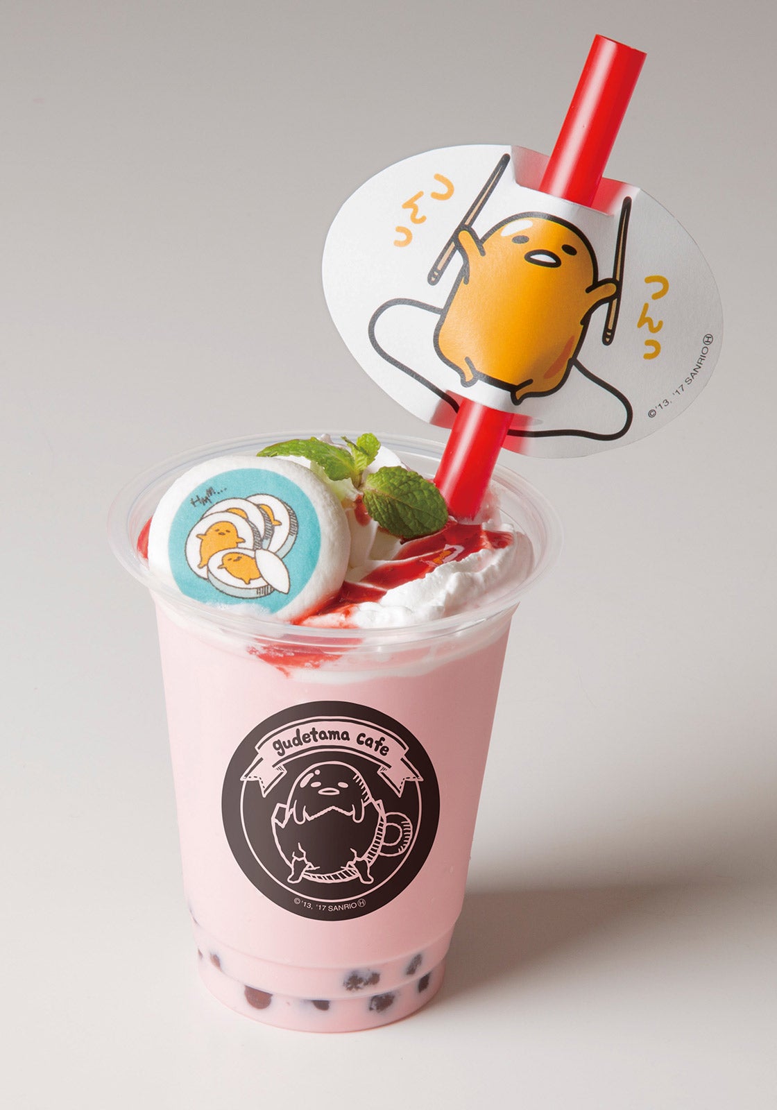 ぐでタピオカドリンク（ミルク・イチゴミルク）790円（税抜）（C）2013, 2017 SANRIO CO., LTD. APPROVAL NO.S582962