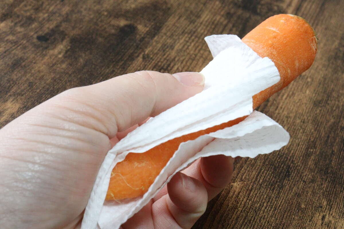 ダイソーのペーパータオル吊り下げタイプ（250枚）でにんじんの水を切る