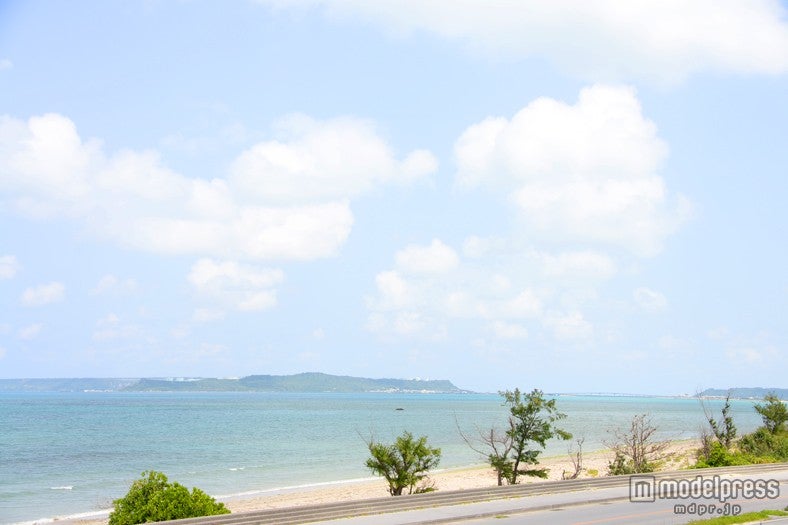 「うるまジェラート」の前に広がる海