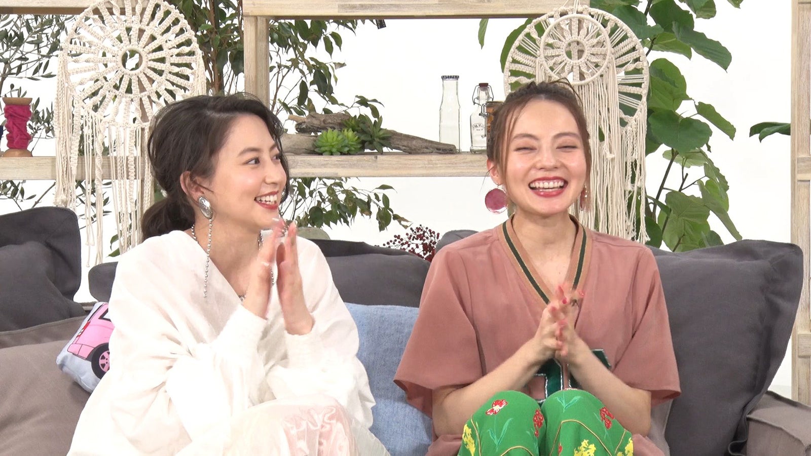 河北麻友子、ベッキー／「あいのり：Asian Journey」第22話より（C）フジテレビ