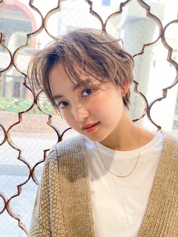 おでこが広い丸顔さんに似合う髪型って 前髪あり なし別の大人女性スタイル モデルプレス