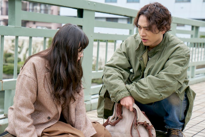 中条あやみ、登坂広臣 (C)2019 映画「雪の華」製作委員会