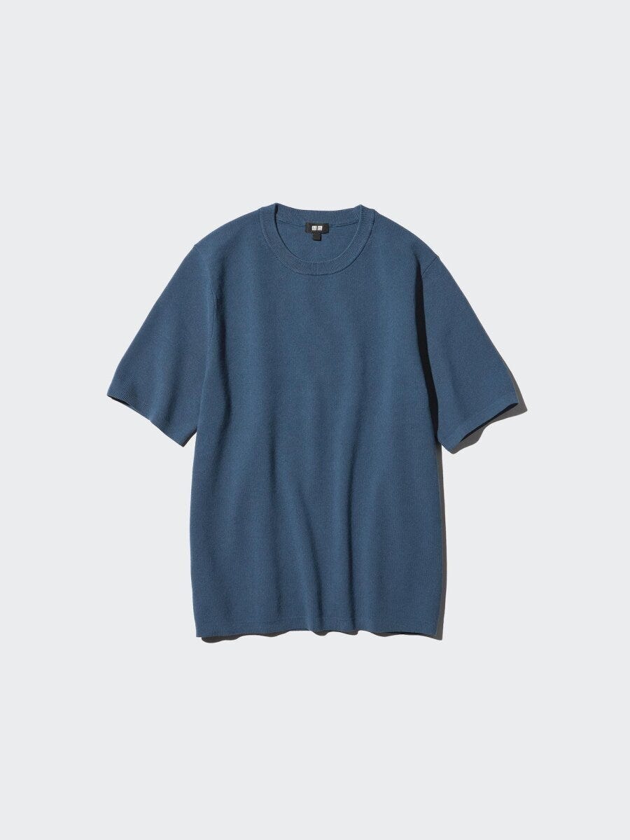 青色のリブ編み半袖ニットTシャツを平置きした様子 青色のリブ編み半袖ニットTシャツを平置きした様子