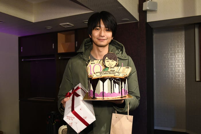 向井理 秘密 のバースデーサプライズに感激 札束ケーキ登場 10の秘密 モデルプレス 向井理 秘密 のバースデーサプライズに感激 札束ケーキ登場 10の秘密 モデルプレス