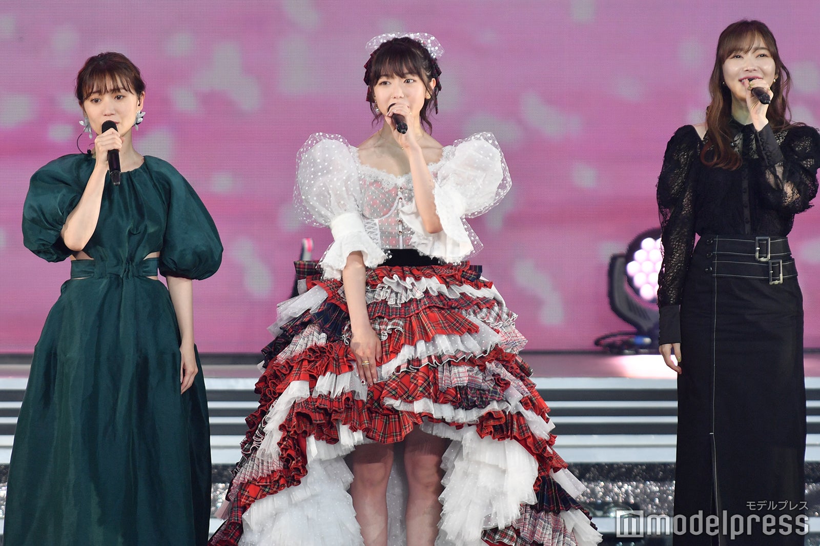 大島優子、峯岸みなみ、指原莉乃「峯岸みなみ卒業コンサート～桜の咲かない春はない～」（C）モデルプレス