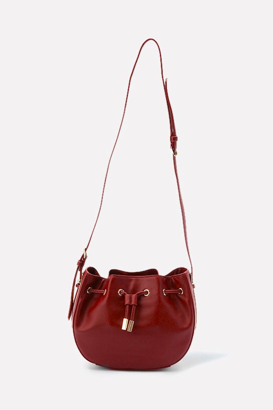 ドローストリングホーボーバッグ「CHARLES & KEITH」7,484円（税込）／画像提供：CHARLES & KEITH OFFICIAL ONLINE STORE