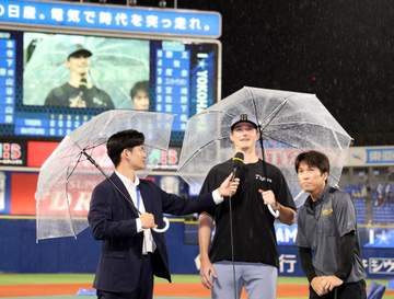 初勝利の阪神助っ人 傘さしてヒーローインタビュー「イケメンすぎる」「ルーカス傘持ってて可愛い」