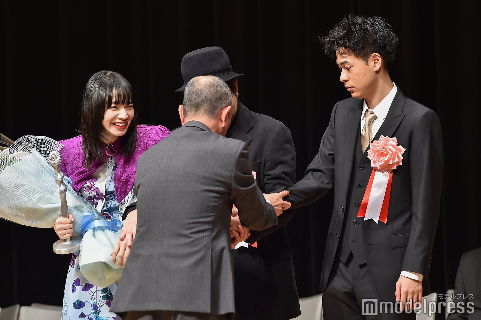 写真撮影のポーズを指示される小松菜奈、塩田明彦監督、成田凌（C）モデルプレス