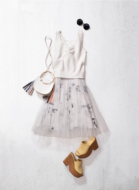 チュールコンビニットワンピース￥17,280（税込）、サングラス￥3,456（税込）、バッグ￥11,232（税込）、サンダル¥14,256（税込）（C）TOPLOG