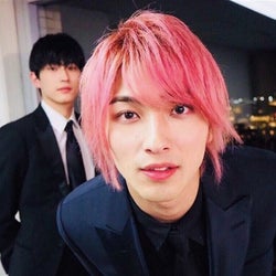 横浜流星、“無敵ピンク”のドアップ写真にファン悶絶「まじでかっこいい」「美し過ぎ」