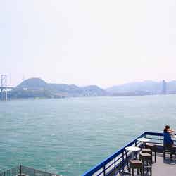 関門海峡を一望!山口「ウズハウス」のオーシャンビューに癒やされたい/屋上テラスの風景/画像提供:トルビ