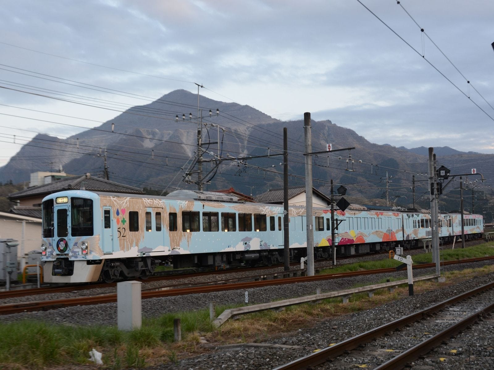 武甲山をバックに走る「旅するレストラン 52席の至福」