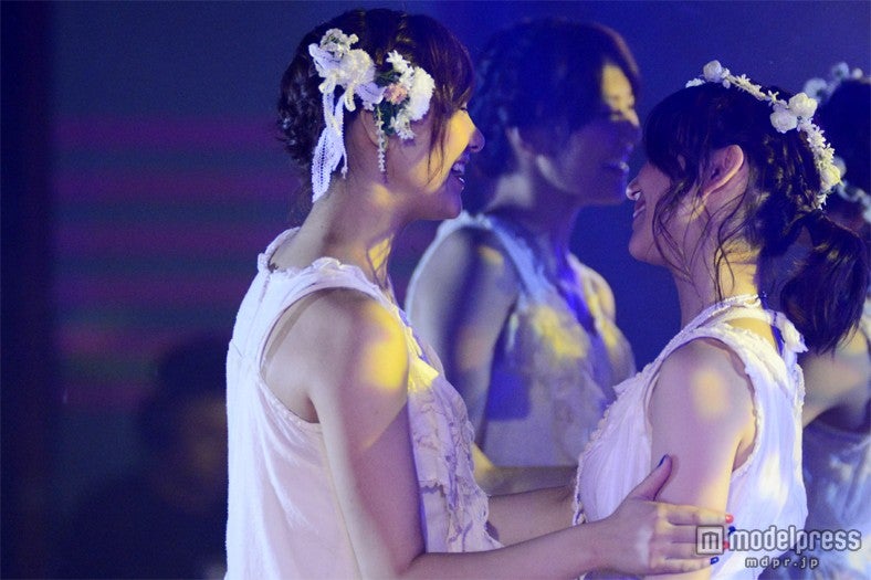 宮澤佐江（左）と大島優子（右）／（C）AKS