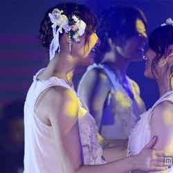 宮澤佐江(左)と大島優子(右)/(C)AKS