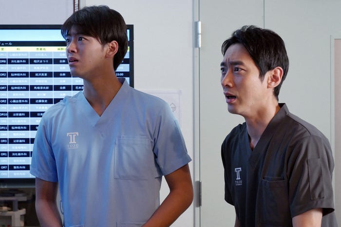 竹内涼真、小泉孝太郎/「ブラックペアン」第8話より(C)TBS