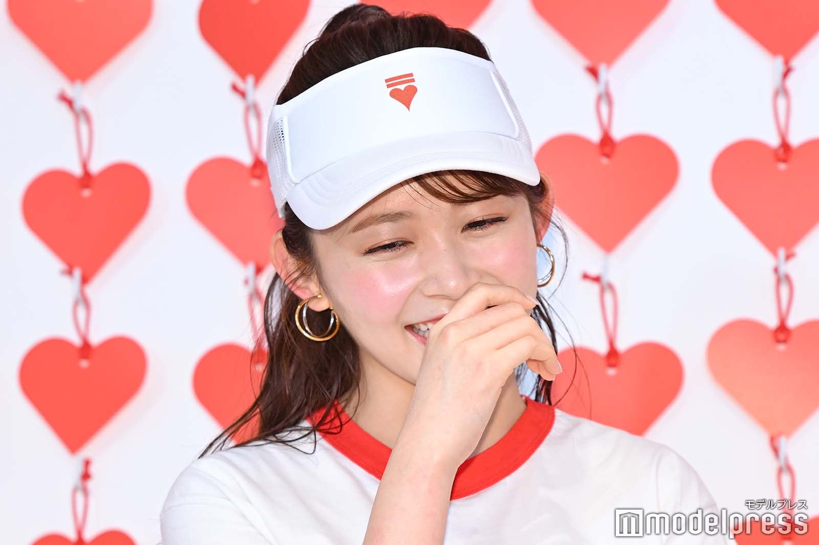 恋バナに照れる久間田琳加（C）モデルプレス