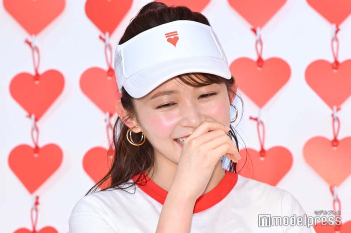 恋バナに照れる久間田琳加(C)モデルプレス