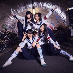 新しい学校のリーダーズ、ジャカルタのラッパーを迎えた新曲『FREAKS』がリリース!