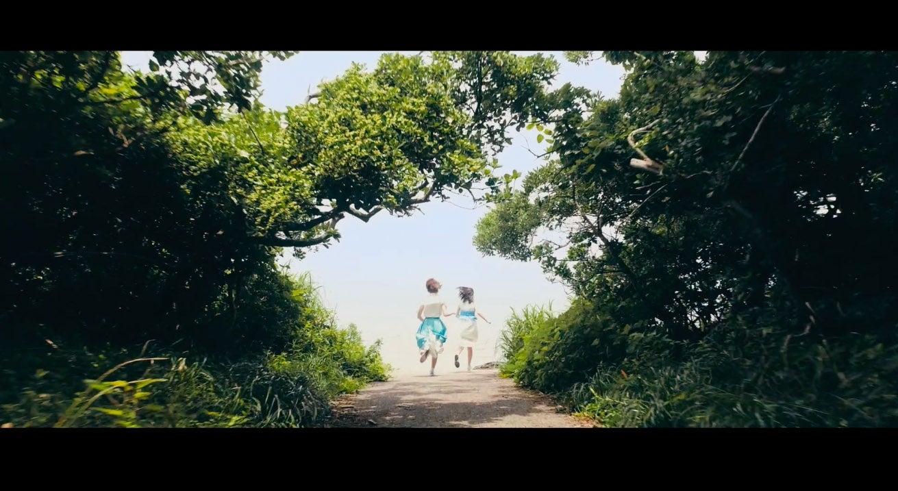 HKT48の10枚目のシングル「キスは待つしかないのでしょうか？」MVより（C）AKS