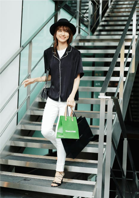 ノースリーブロゴTシャツ¥850/Bershka(ベルシュカ・ジャパン カスタマーサービス) パジャマシャツ¥3,590/E hyphen world gallery(E hyphen world gallery ルミネエスト新宿) ホワイトデニムスキニーパンツ¥7,900/MIIA ストローハット¥17,000/CA4LA(CA4LA ショールーム) フラップショルダーバッグ¥3,703/H&M(H&M カスタマーサービス) バングル¥29,000/Sea Rose JEWEL(imac) レースアップサンダル¥13,500/ダイアナ(ダイアナ 銀座本店)(C)TOPLOG