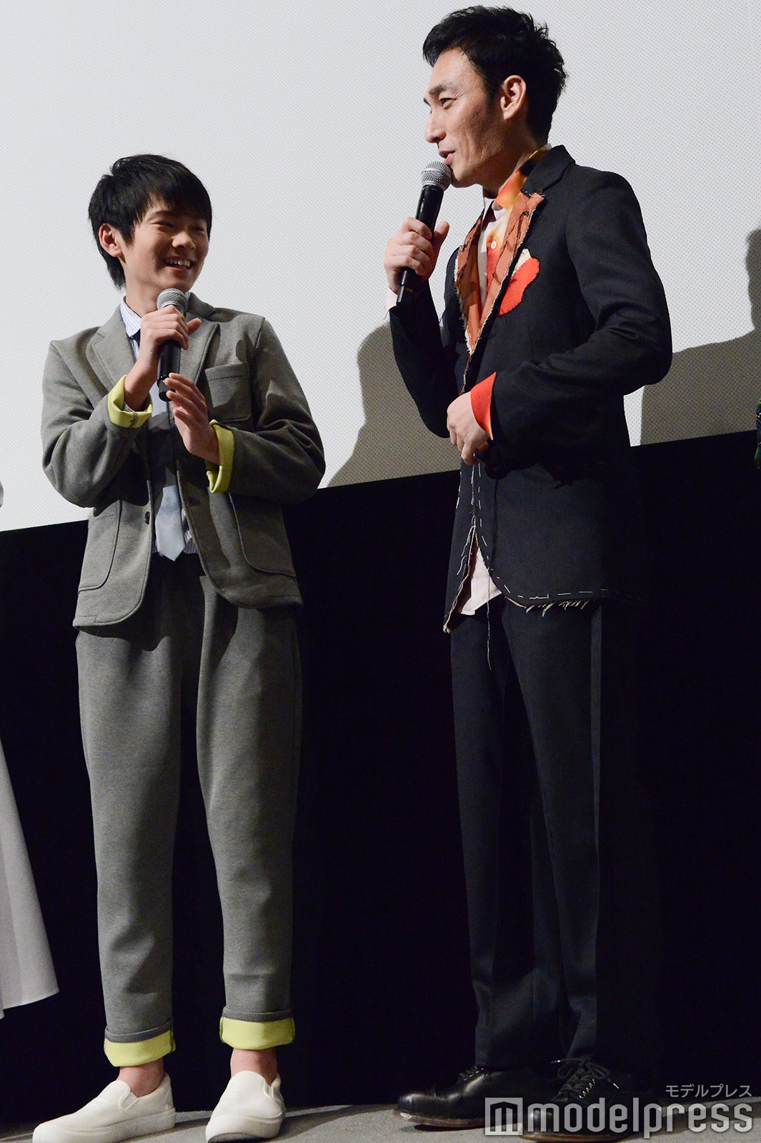 春をイメージした衣裳で登壇。草なぎは「仮縫いの状態？」とツッコまれていた （C）モデルプレス