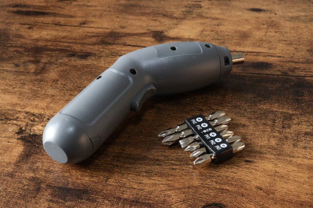 ダイソー 電動ドライバービット(6本) 電動ドライバー ダイソーの電動ドライバービット(6本)を電動ドライバーにセットする