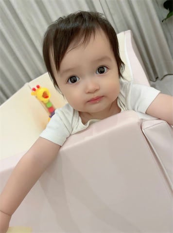川崎希、次女・グーちゃんと同じ月齢の長女を公開「0才ラストくらいのsisterの写真」